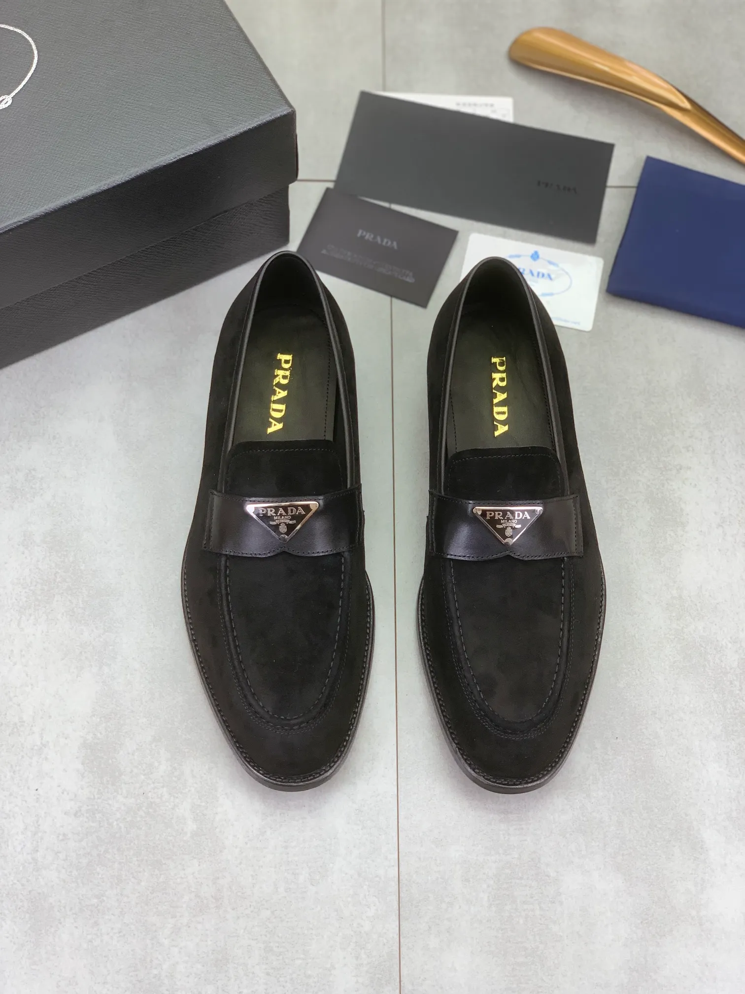 Factory price P920 💰 (high-grade genuine leather outsole) original quality, top version 🔱 ＰＲＡＤＡPrada. Men's business casual leather shoes, top quality leather shoes. 1:1 shipment ⬆️Luxurious and noble 👞All imported original brand fabrics, just to create a more comfortable wearing experience. Upper: Original comfortable selected frosted calfskin ➕Top imported water-dyed full cow lining, original lightweight and comfortable high-grade genuine leather outsole ✔️Number: 39-44 (38.45.46 can be customized)